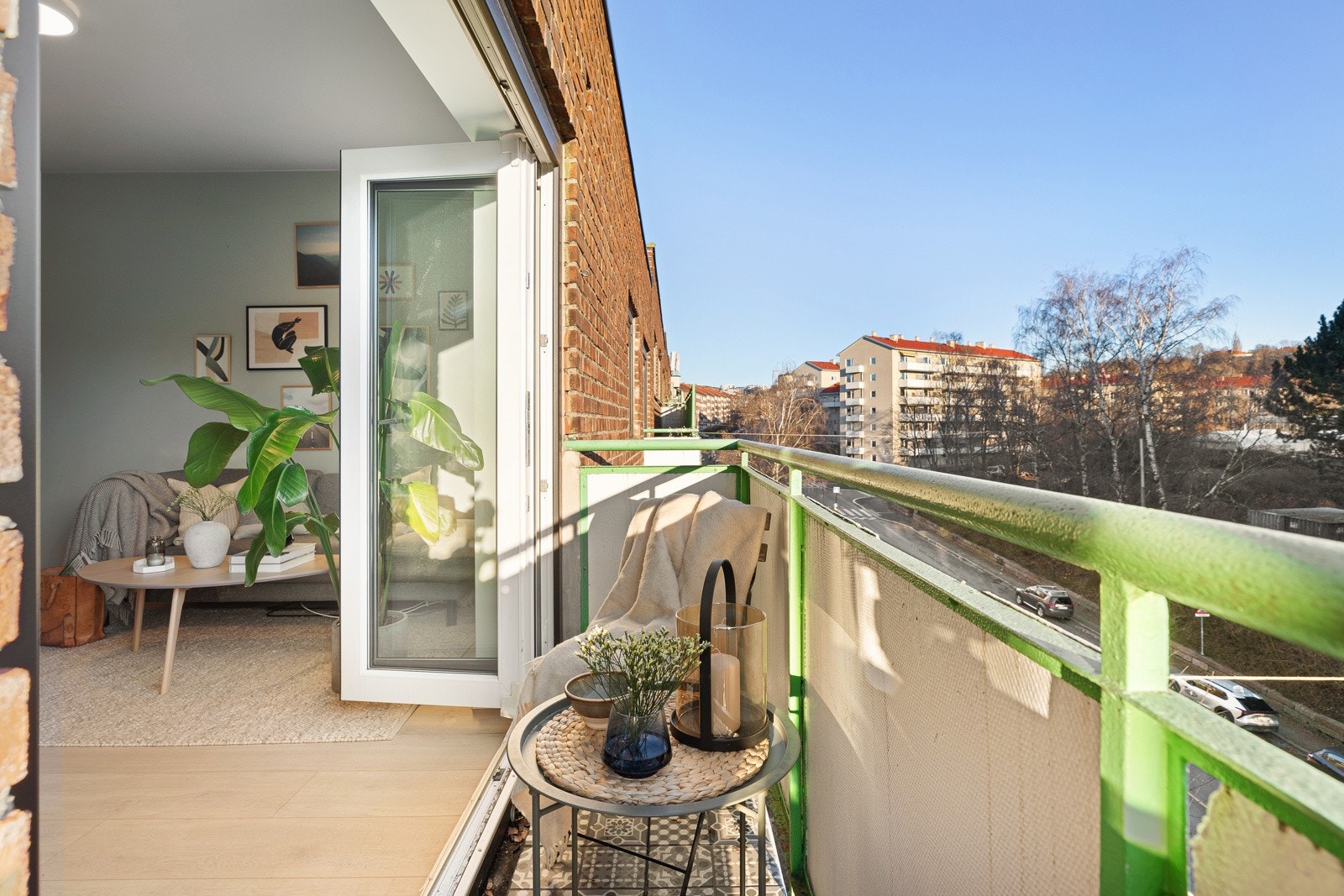 Fra stuen er det utgang til en balkong hvor du kan nyte varme sommerdager og utsikten mot den Botaniske hage Galleribilde