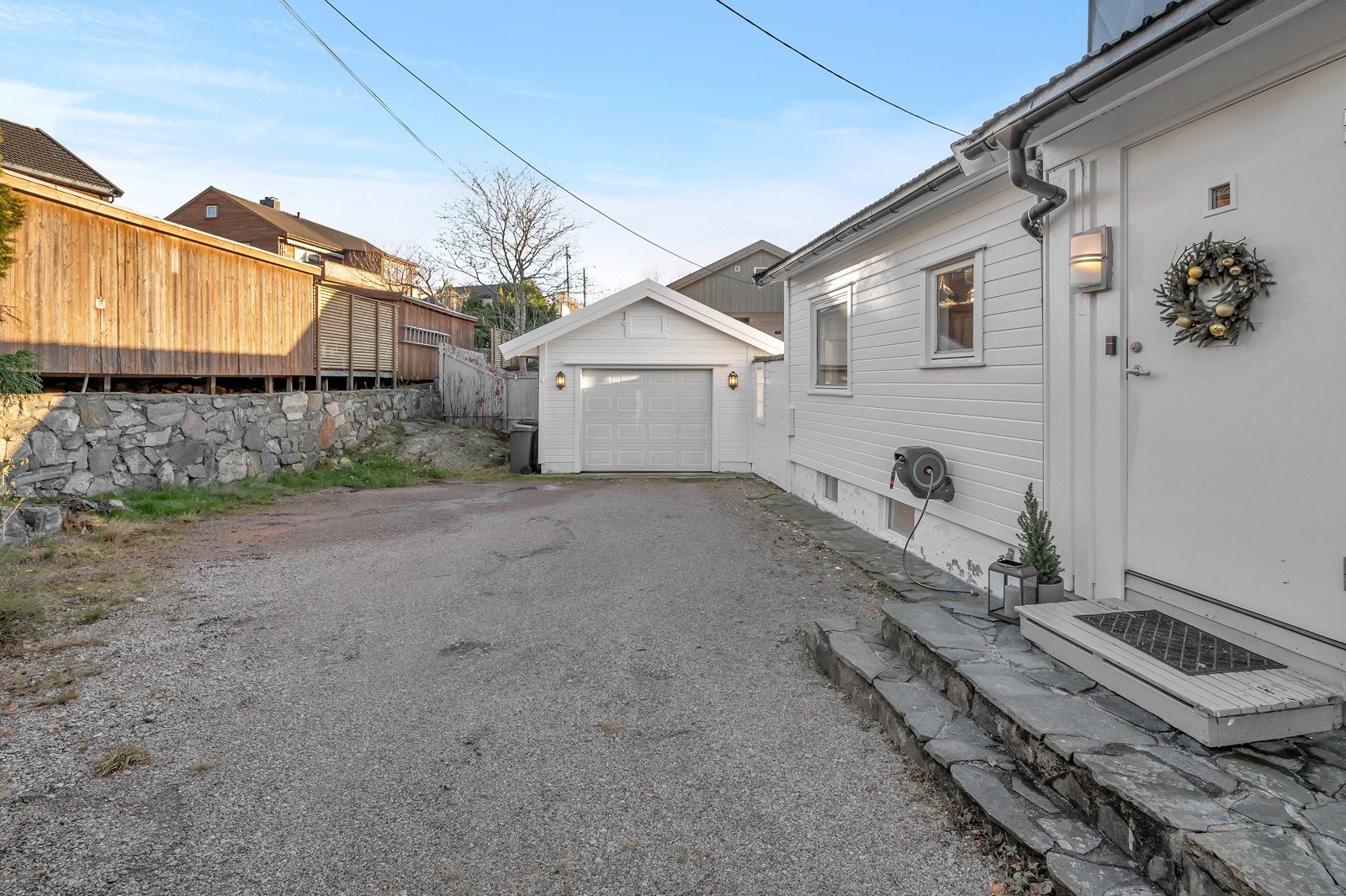 Garasje og biloppstillingsplass Galleribilde