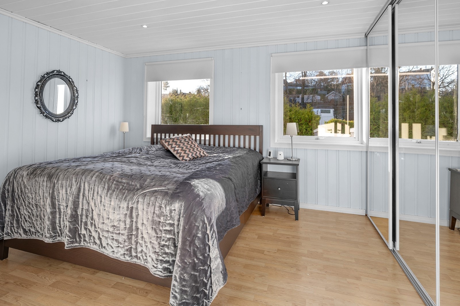 Fint hovedsoverom - God plass til dobbeltseng, garderobe skrivebord m.m. Galleribilde