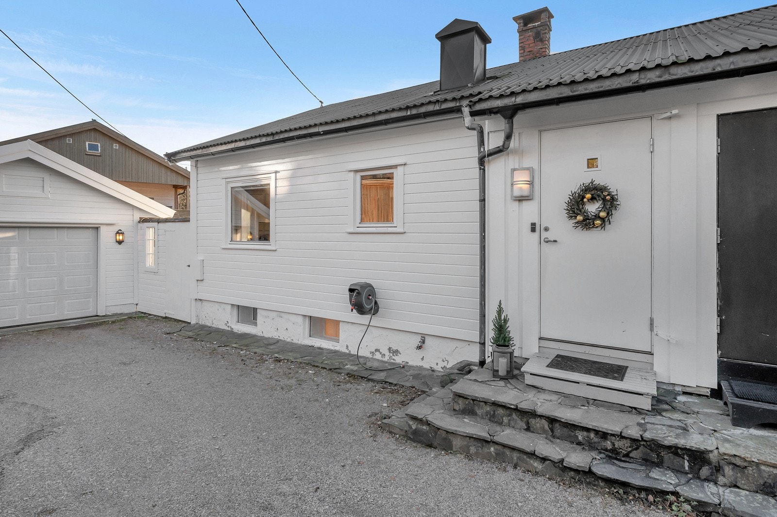 Huset (40B) er malt utvendig i 2024 Galleribilde