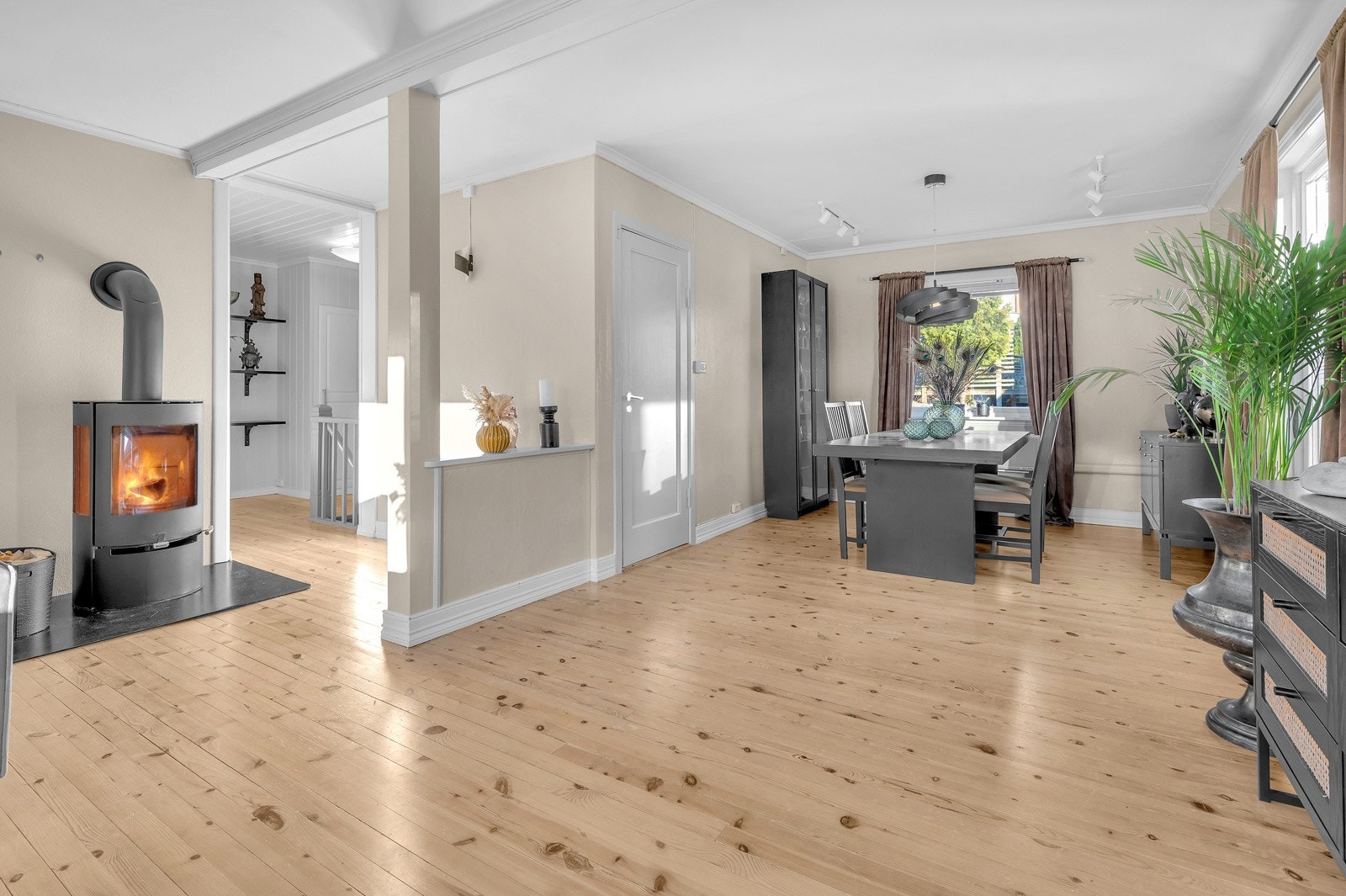 Plass til spisebord. Døren fører til en trapp som tar deg opp til loft Galleribilde