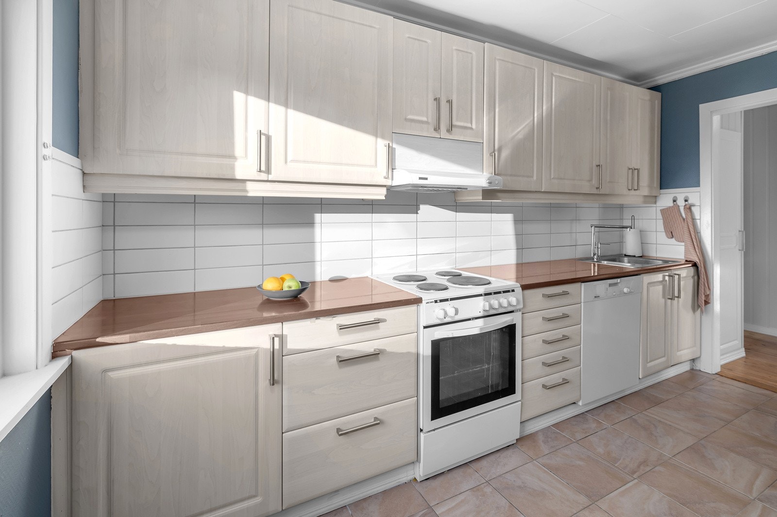 Kjøleskap, komfyr og oppvaskmaskin følger med på kjøpet Galleribilde