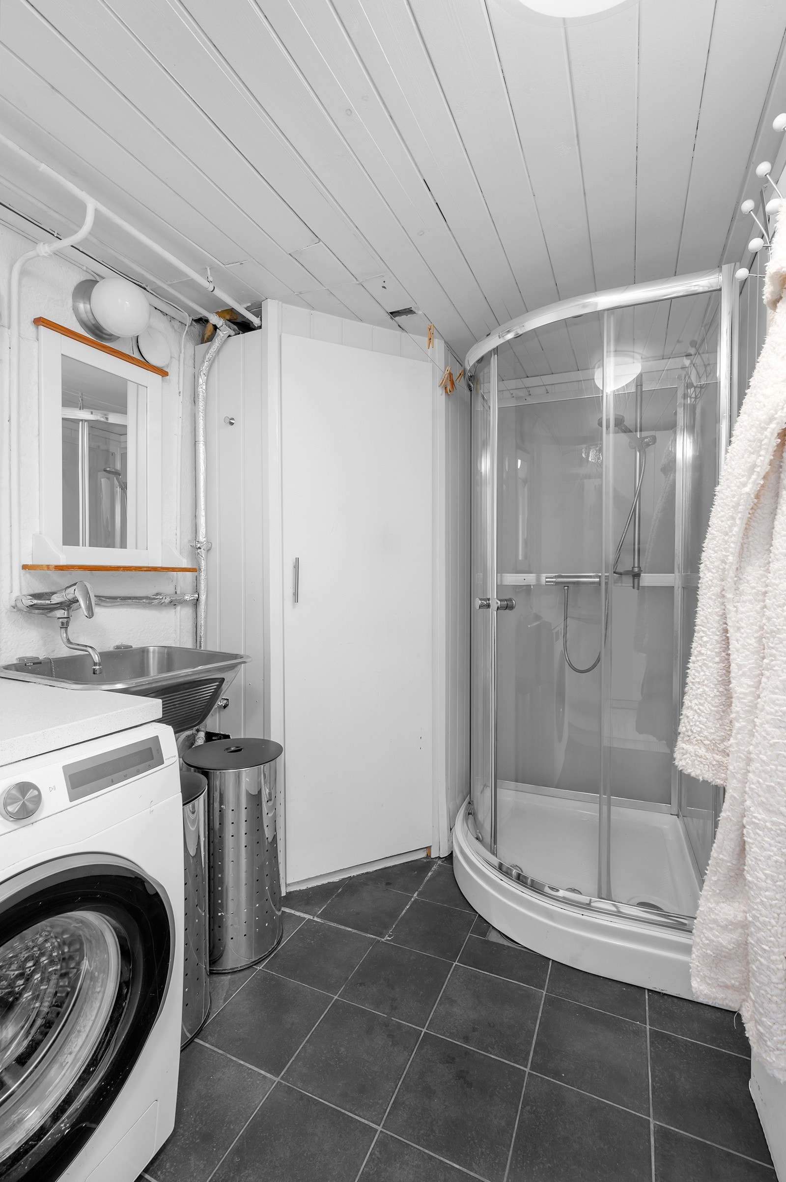 Dusjkabinett. Varmekabler i gulv Galleribilde