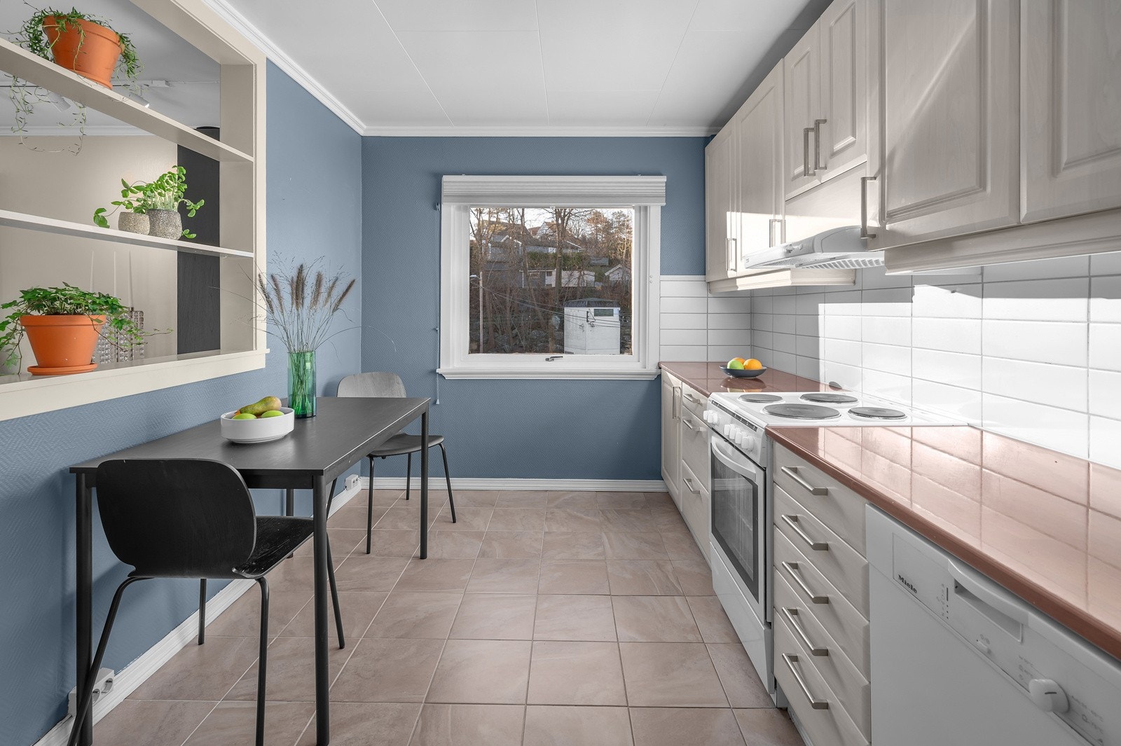 Flott kjøkken med god skap- og benkeplass Galleribilde