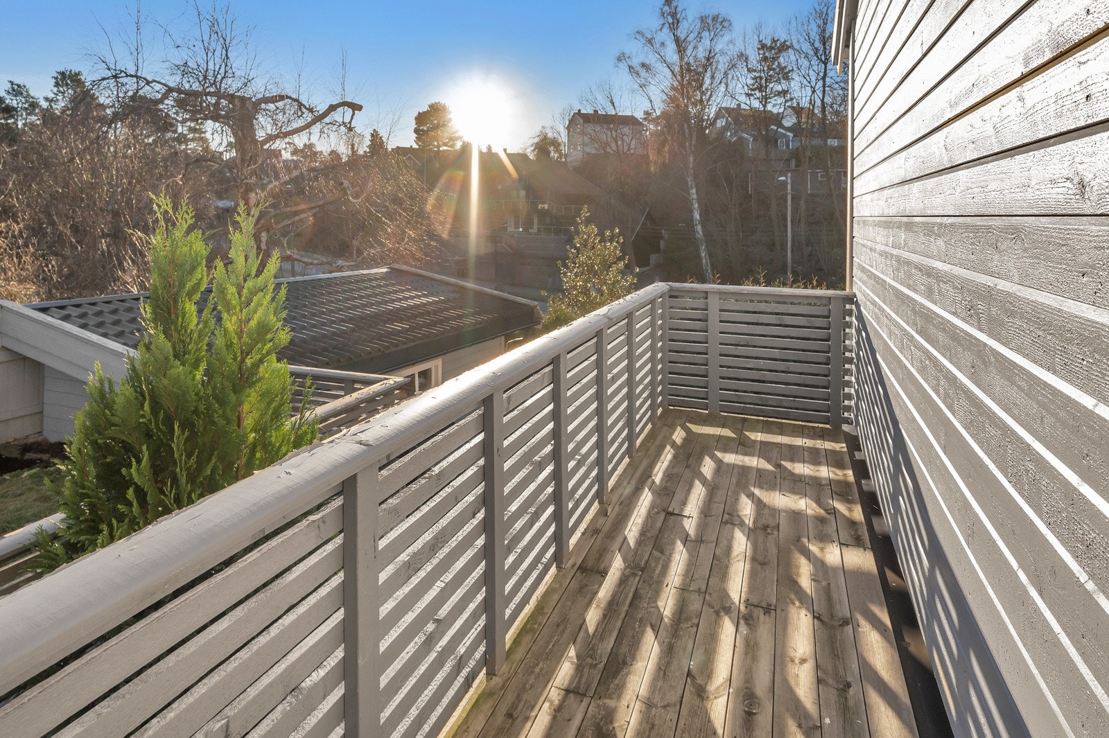 Direkte adgang til solrik veranda fra stue Galleribilde