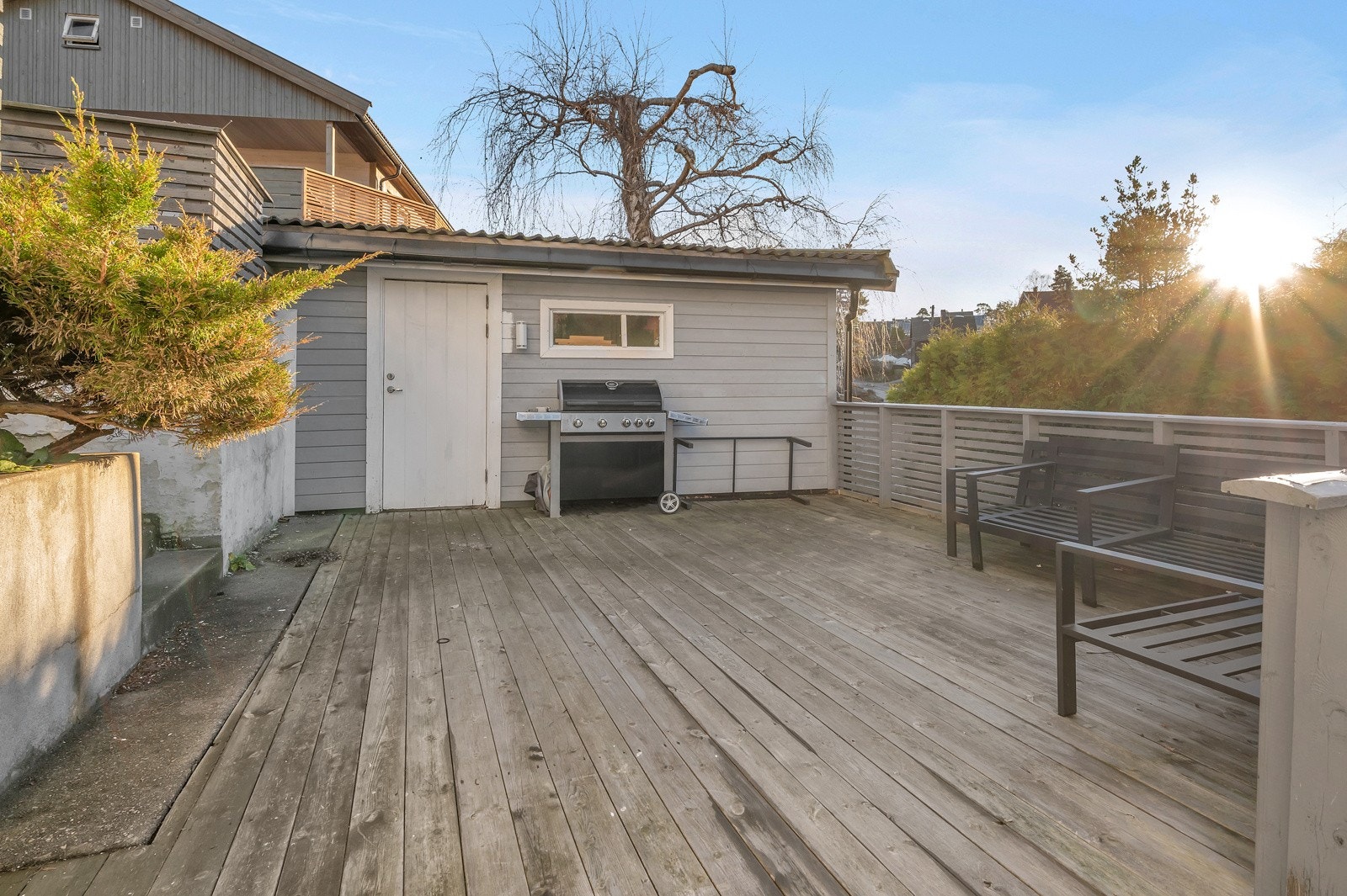 Videre kommer det utvendige bilder av boligen tatt i desember 2024: Galleribilde