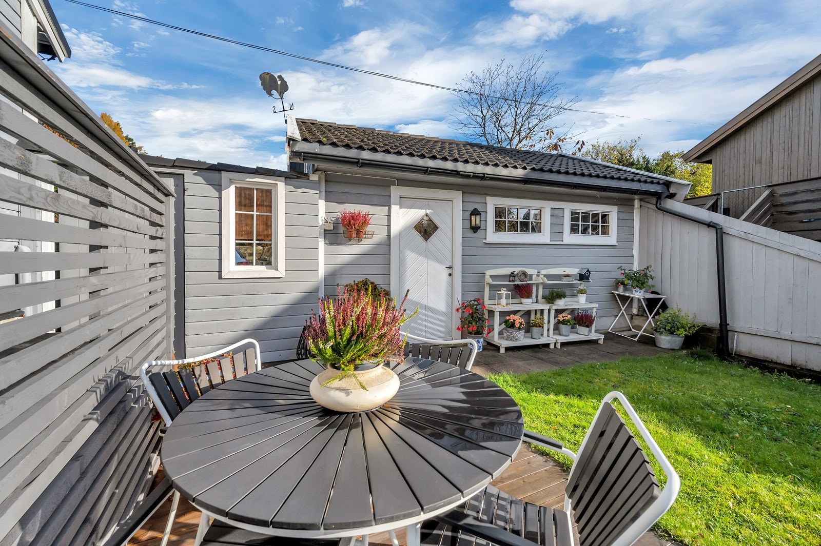 Innholdsrik halvpart av tomannsbolig med solrike- og usjenerte uteplasser, samt garasje Galleribilde