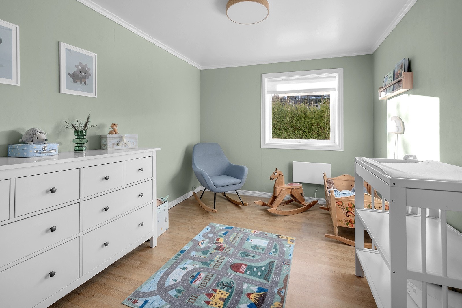 Soverom 2: nylig tapensert og malt vegger/tak Galleribilde