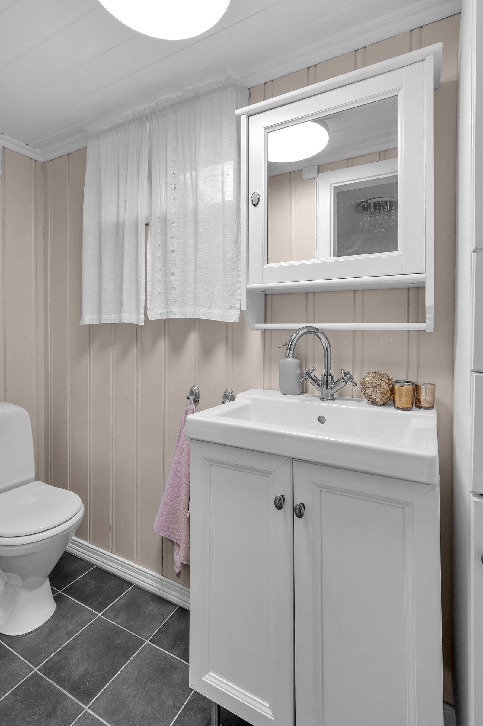 Talettrom med fliselagt gulv i underetasjen. Varmekabler i gulv Galleribilde