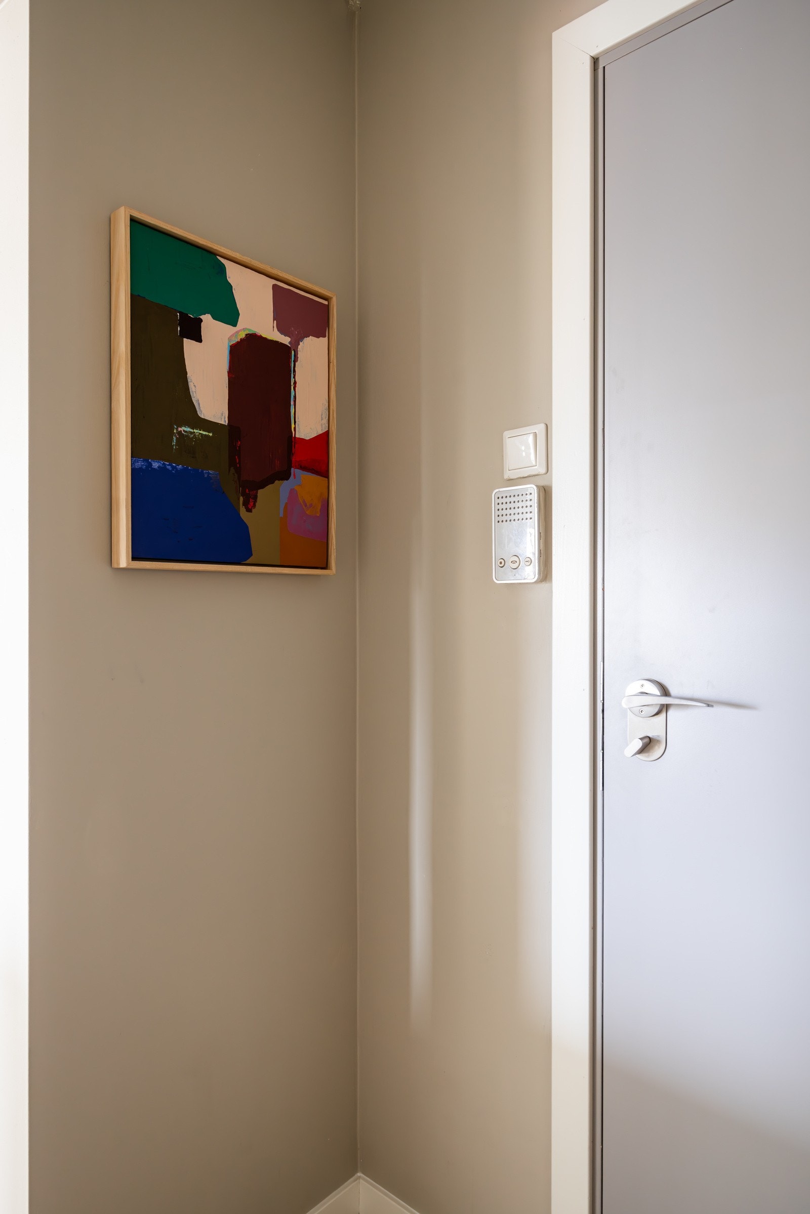 Du tar deg opp til leiligheten i byggets 4. etasje via felles trapperom med heis. Montert porttelefon på vegg ved ytterdøren. Galleribilde