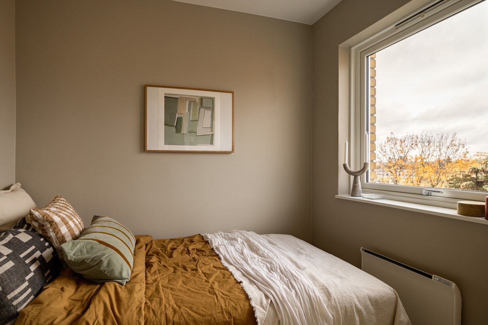 Soverommet har samme gode og moderne standard fra 2024 som resten av leiligheten. Galleribilde