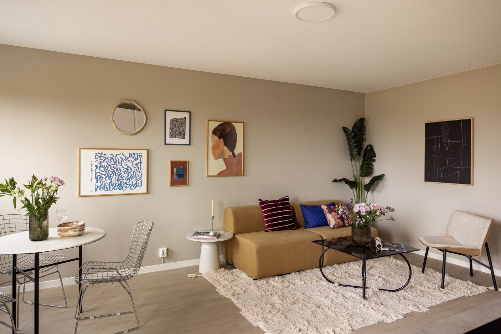 Stuen er enkel å møblere med både sofagruppe med salongbord og et spisebord. Galleribilde