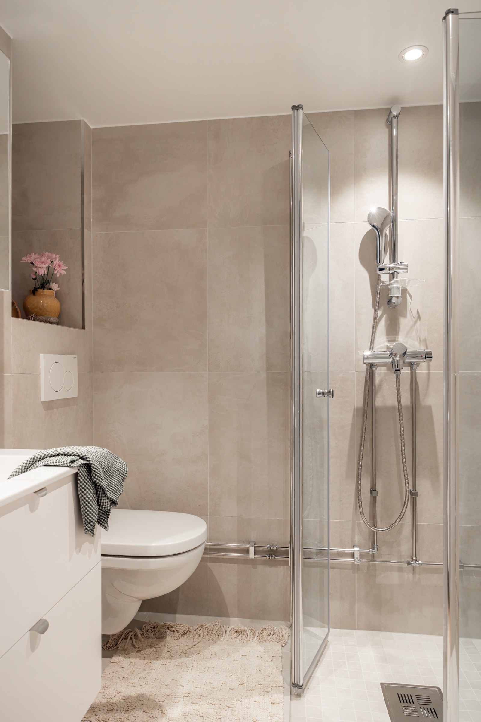 Baderommet er også utstyrt med dusjhjørne med innfellbare glassdører og vegghengt toalett. Galleribilde