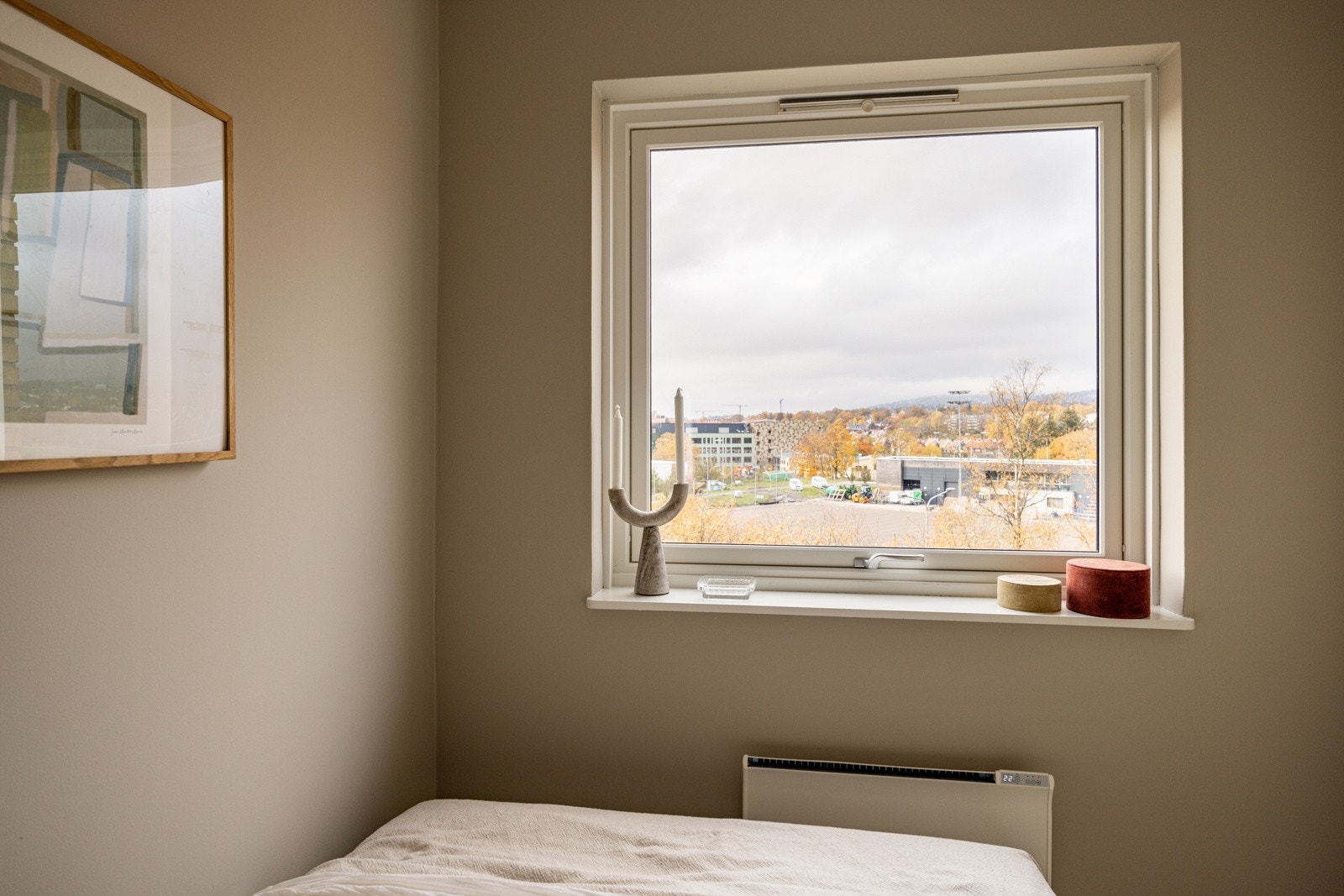 Stor vindusflate slipper inn lys samtidig som det ikke er noe innsyn og fin utsikt! Galleribilde