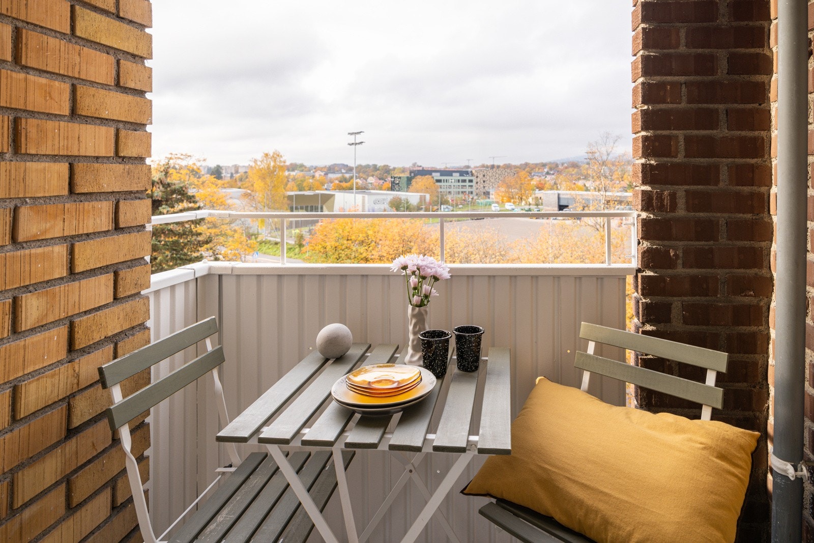 Siden balkongen er inntrukket, sitter du godt skjermet for både innsyn og vind. Galleribilde