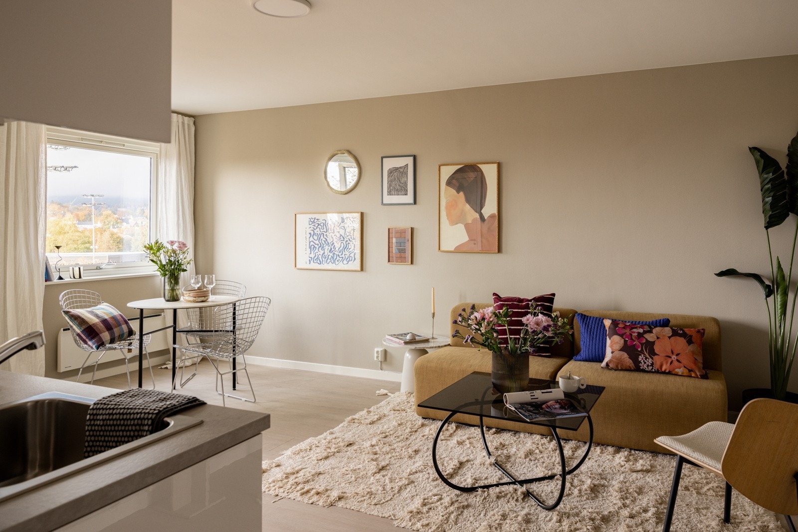 Når du trer inn i leiligheten kommer du inn i en innbydende entré med tilgang til bad og stue/kjøkken. Galleribilde