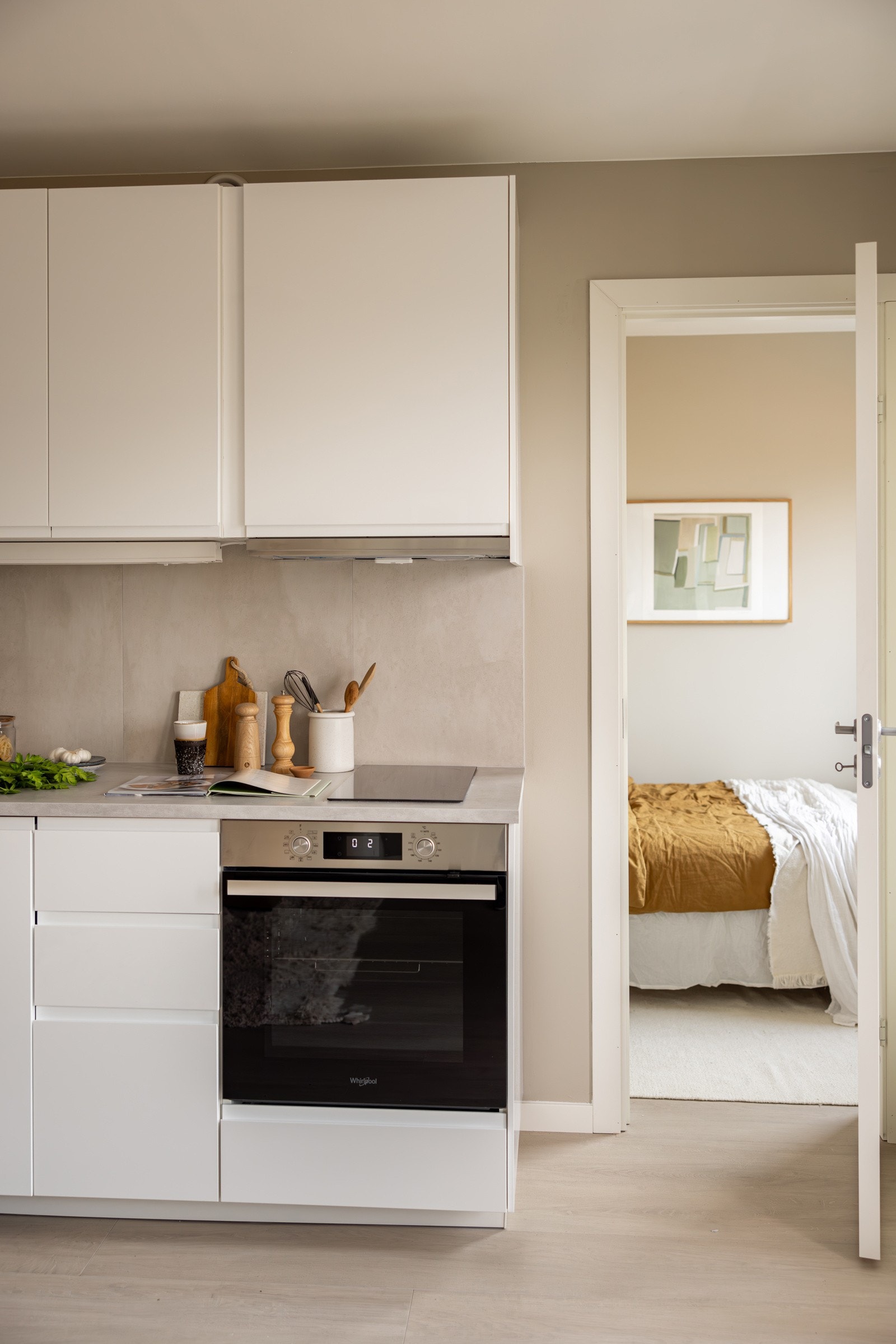 Kjøkkenet er flyttet ut til stuen og det originale kjøkkenet er i dag blitt et soverom. Galleribilde