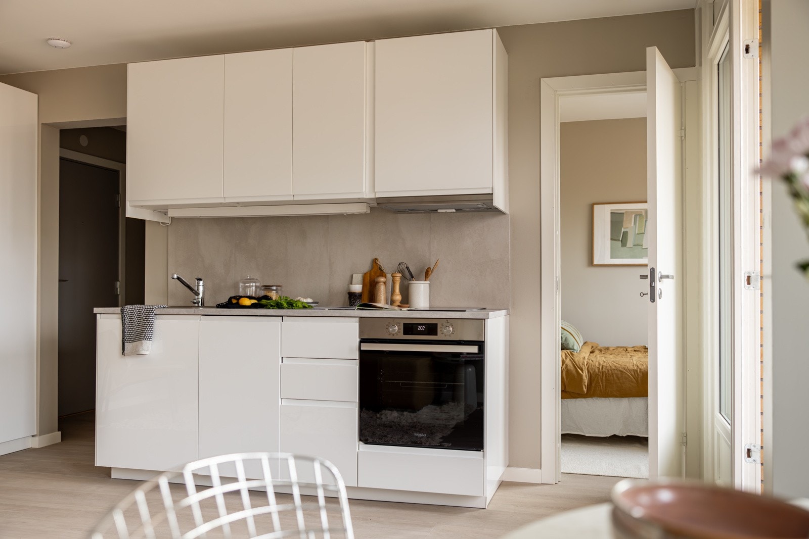 Helt nytt og moderne Ikea-kjøkken fra 2024. Kjøkkenet er utstyrt med medfølgende hvitevarer som nedfelt platetopp, stekeovn, oppvaskmaskin og kjøleskap med frysedel. Alle hvitevarer medfølger. Galleribilde