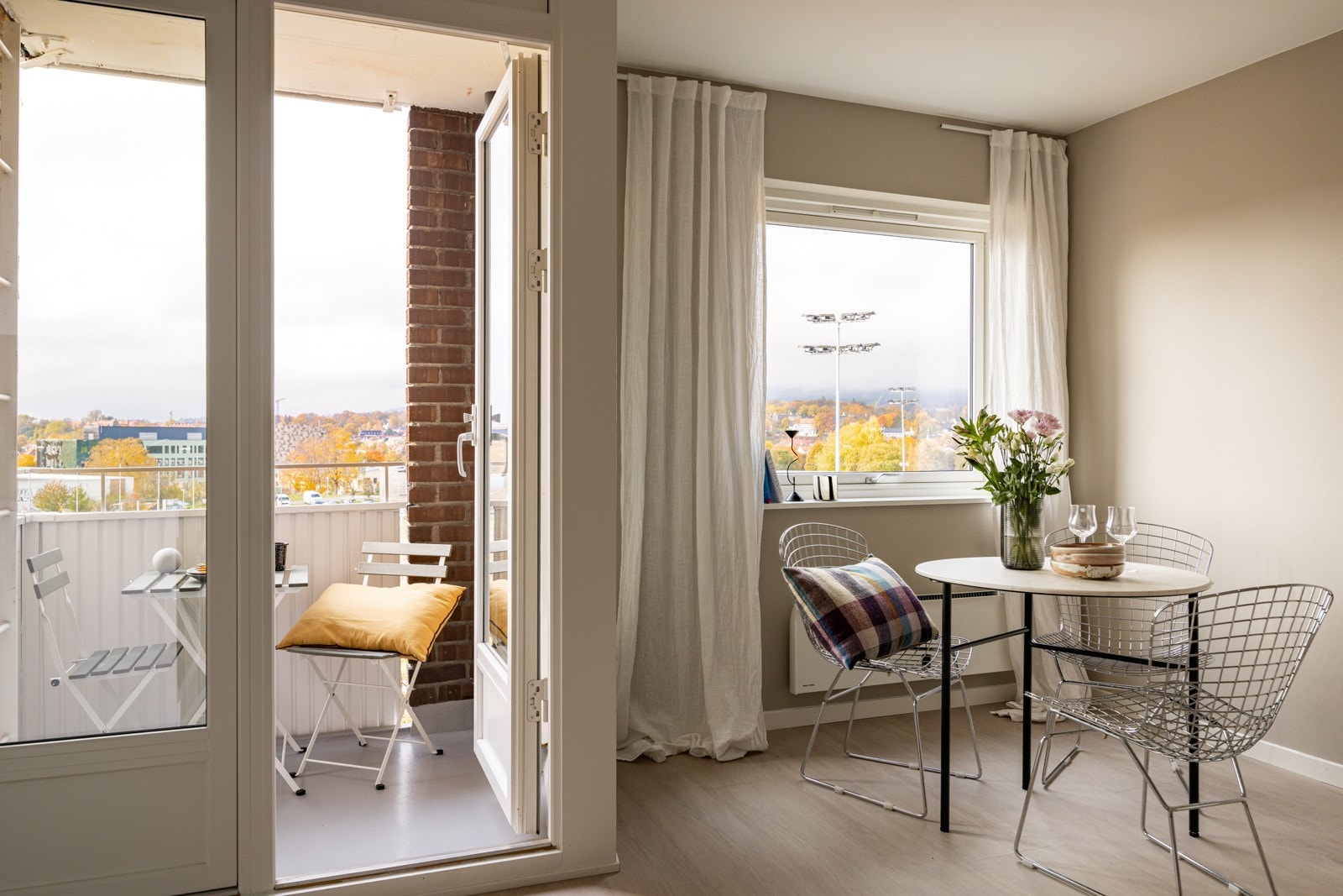 Alle vinduene og balkongdør i leiligheten var nye i 2022. Galleribilde