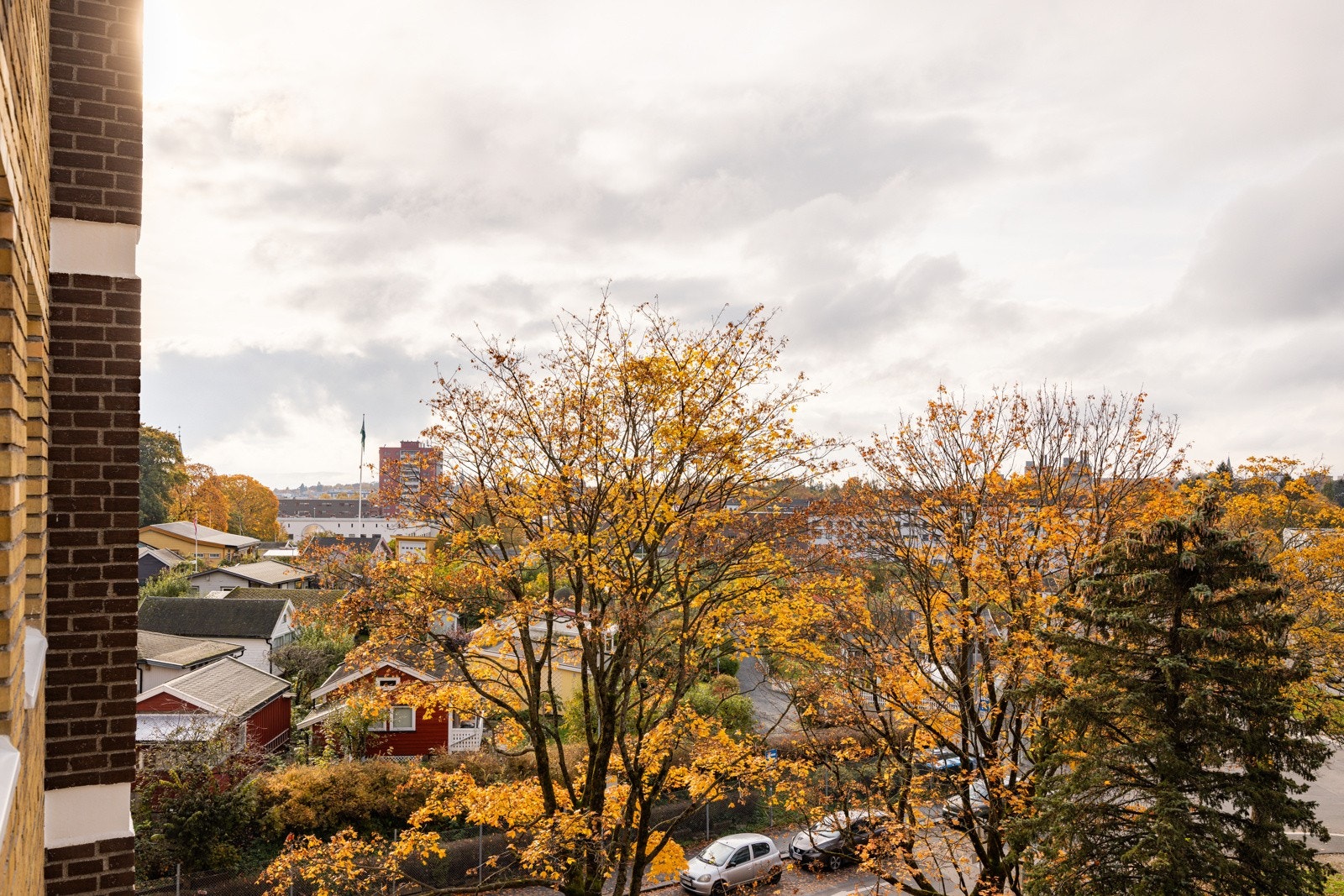 Beliggenheten i høyden og mot vest sørger for gode solforhold på ettermiddag og kveld. Galleribilde