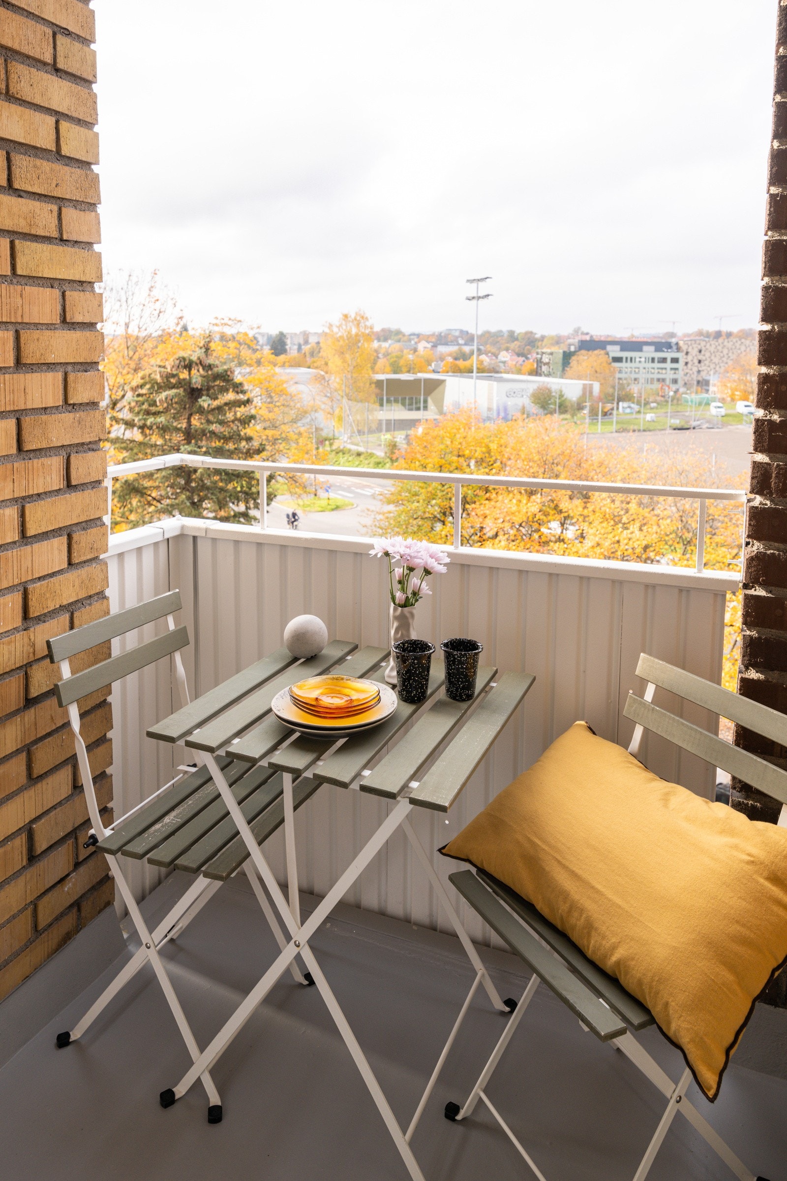 Fra stuen har du utgang til en flott vestvendt balkong på ca. 3m². Balkongen er overbygget, har betongdekke på gulv og plass til et koselig kafésett. Galleribilde