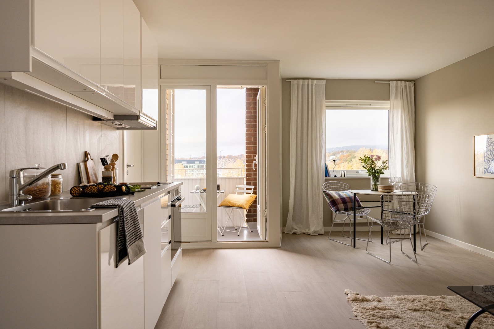 Kjøkkenet ligger i en fin og sosial åpen løsning med stuen. Galleribilde