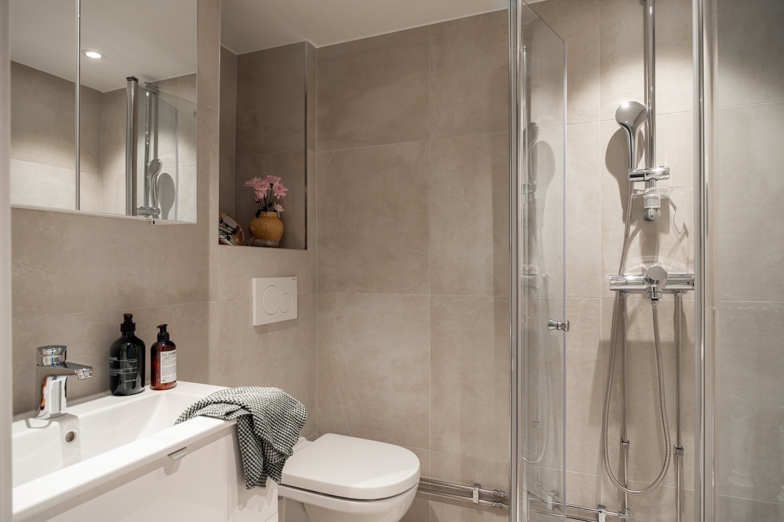 Leiligheten har et lekkert nyoppusset baderom som ble pusset opp i 2024. Baderommet har delikate fliser på gulv og vegger, varmekabler i gulv, downlights i himlingen og mekanisk avtrekk. Galleribilde