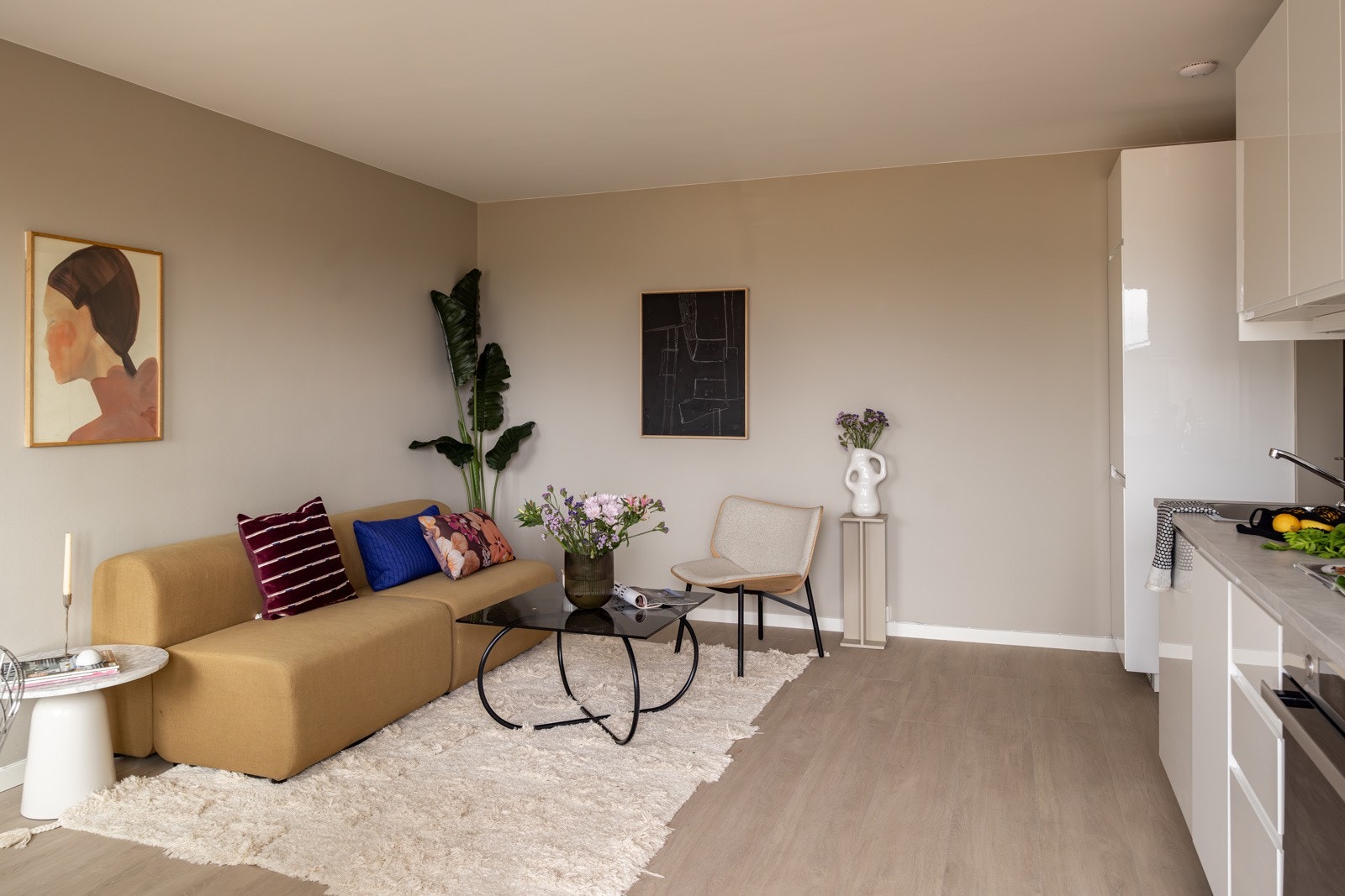 God og moderne standard fra 2024 med enstavs laminat på gulv, glatte overflater malt i en innbydende farge og skjult elektrisk anlegg. Galleribilde