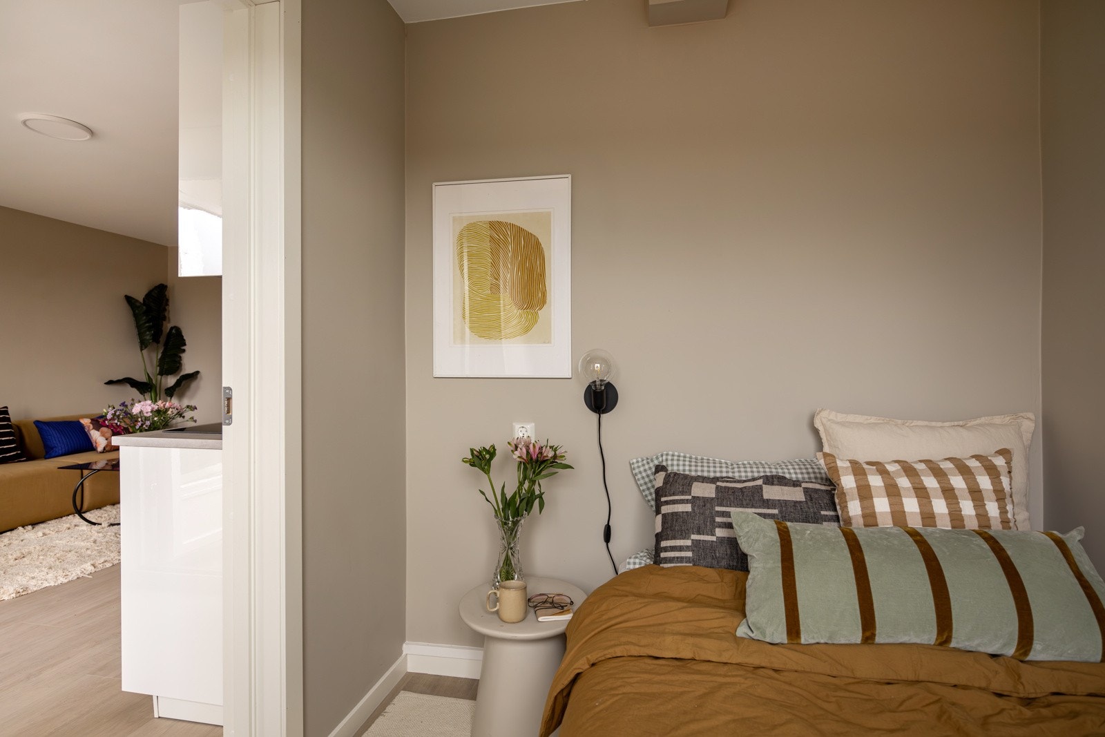 Soverommet er malt i en fin og varm farge. Galleribilde