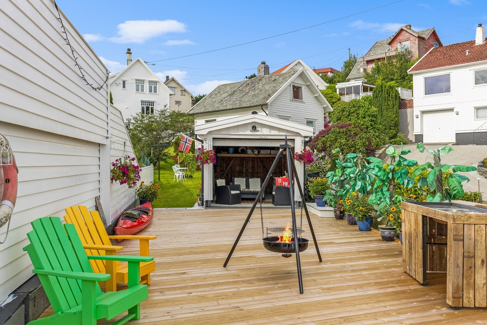På sjøsiden er det etablert en stor brygge med sjøhus. Galleribilde