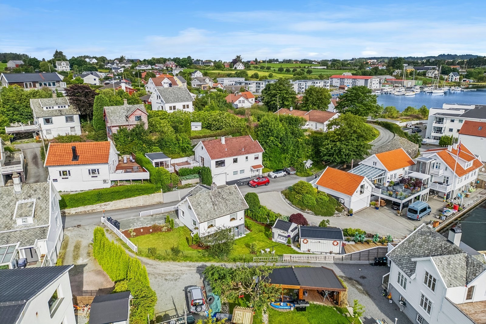 Selv om du bor tilbaketrukket, er det fortsatt kort vei til butikker, skoler og barnehage. Galleribilde