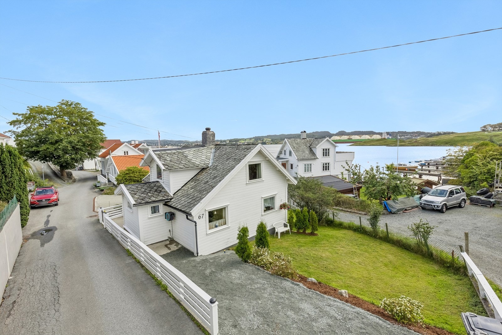 Det er plass til parkering for flere biler på egen tomt. Galleribilde