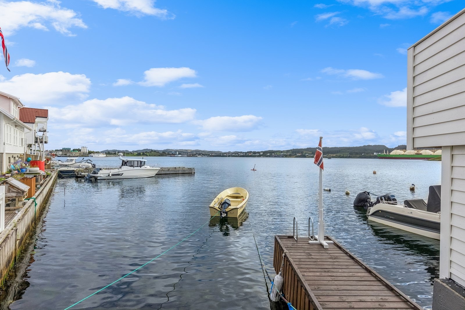Med egen brygge har du mulighet for en svært enkel tilgang til fiske, bading og båtliv. Galleribilde