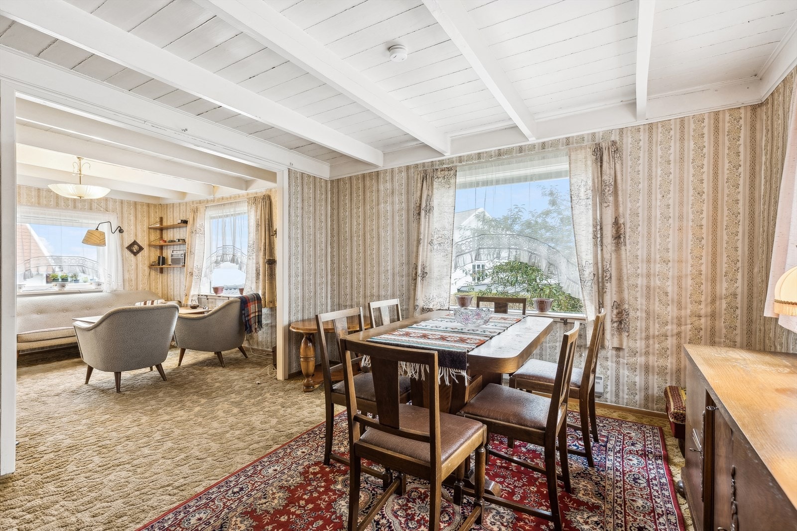 Koselig stue med pent utsyn og rikelig med lysinnslipp. Galleribilde