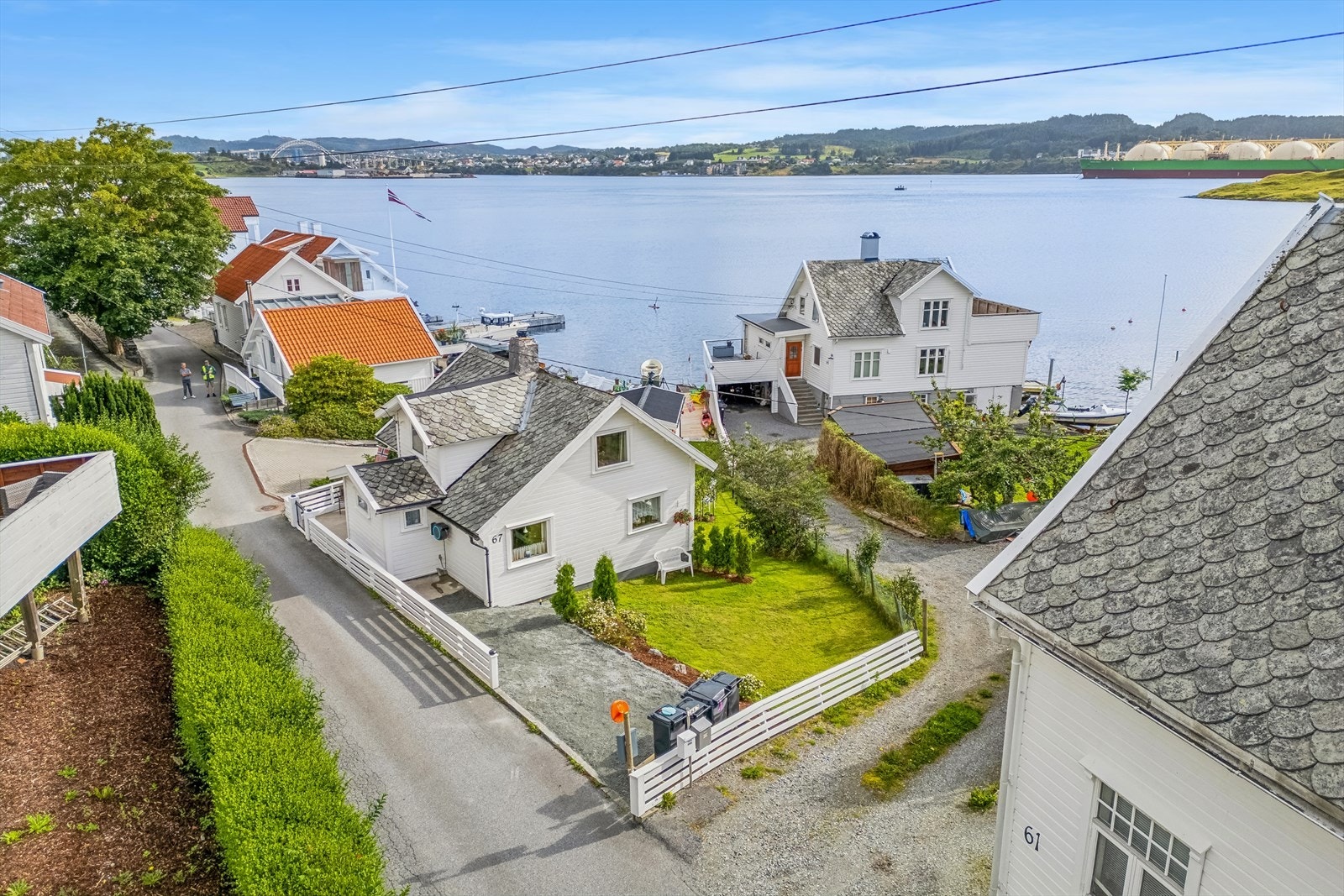 Eiendommen ligger svært tilbaketrukket og rolig til, med brygge på egen tomt. Galleribilde