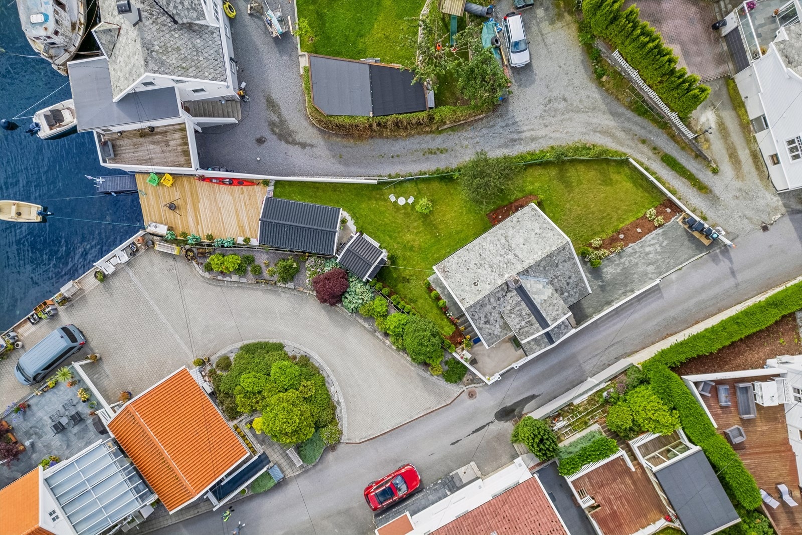 Flott opparbeidet tomt med en sjarmerende hage og brygge med sjøhus. Galleribilde