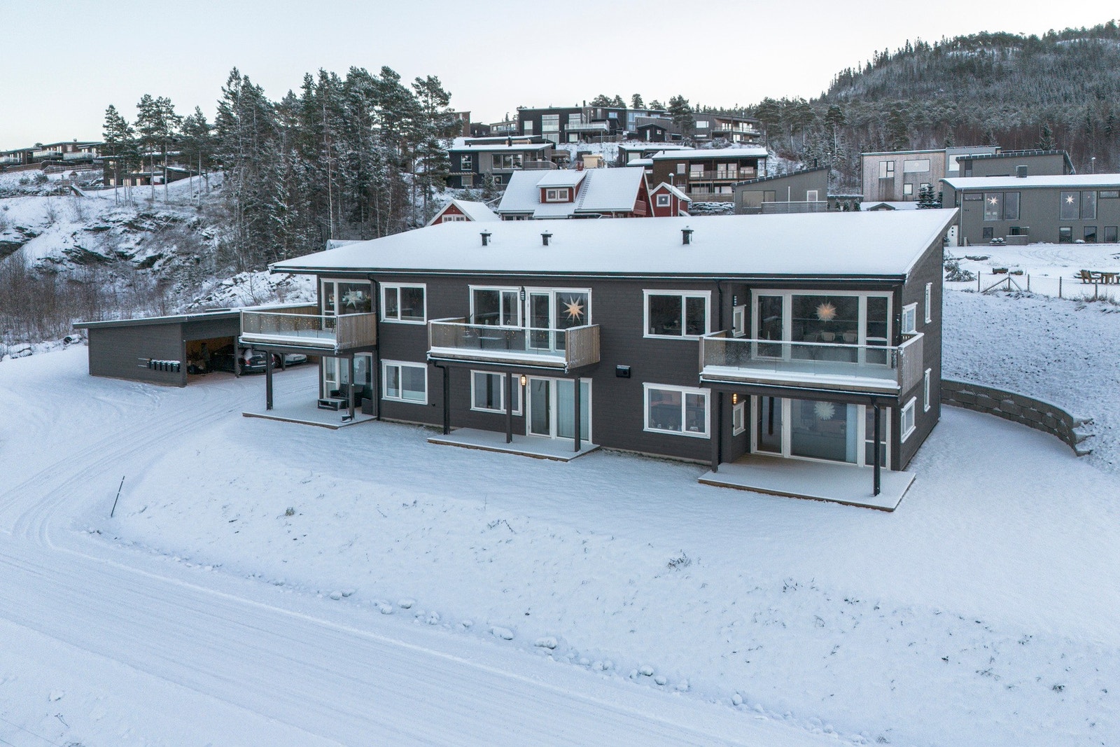Takoverbygd og romslig veranda på leiligheten Galleribilde