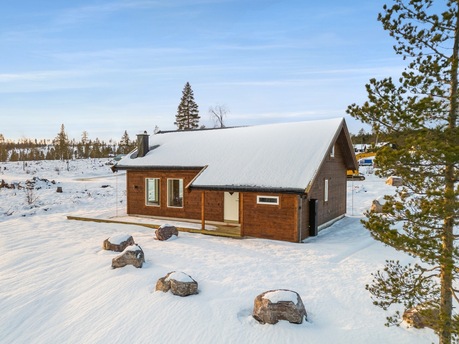 Overbygget inngangsparti og isolert utebod Galleribilde