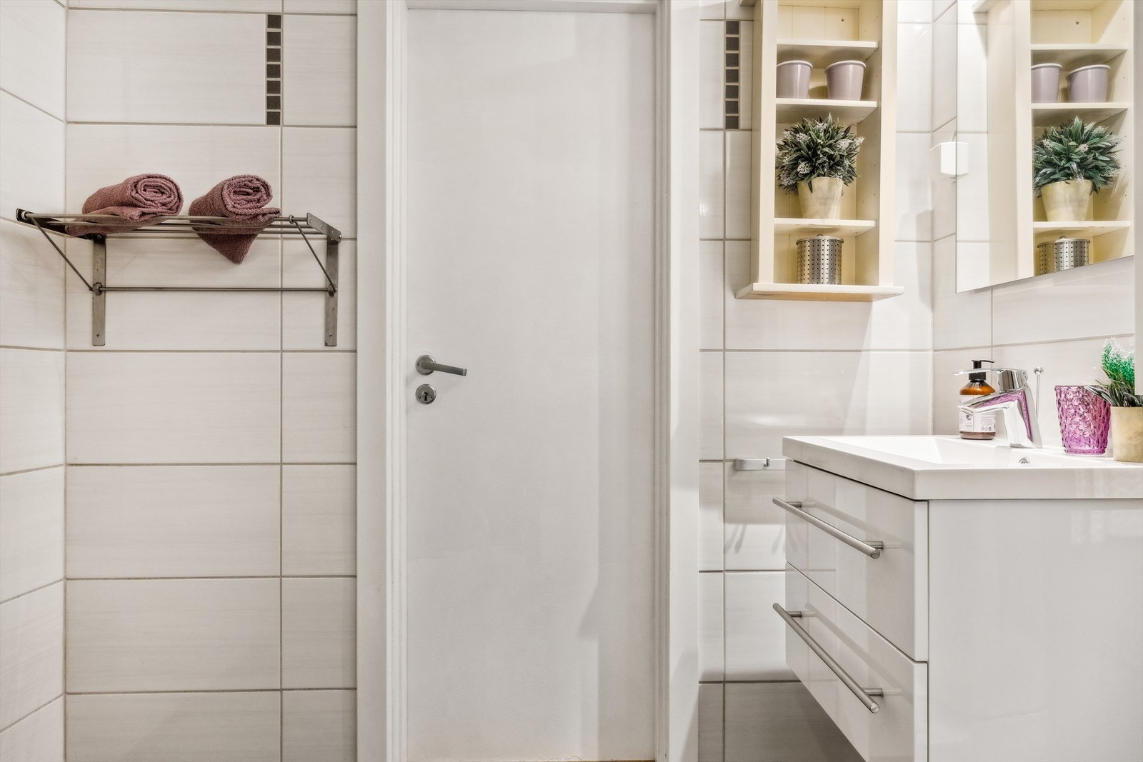 Moderne innredning med god oppbevaringsplass. Galleribilde