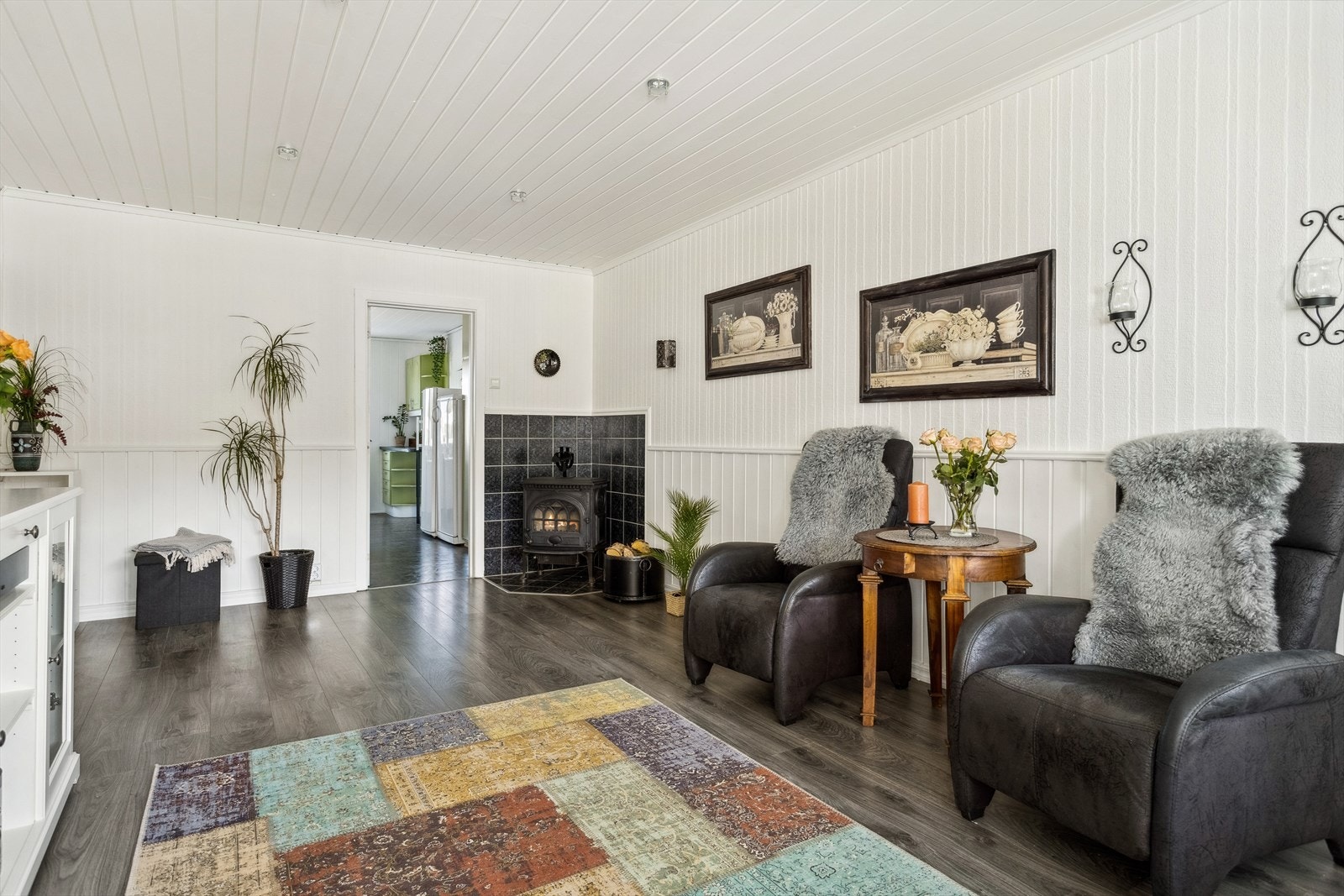 Leiligheten har en romslig stue, med god plass til sofa/sittegruppe og spisebord. Galleribilde