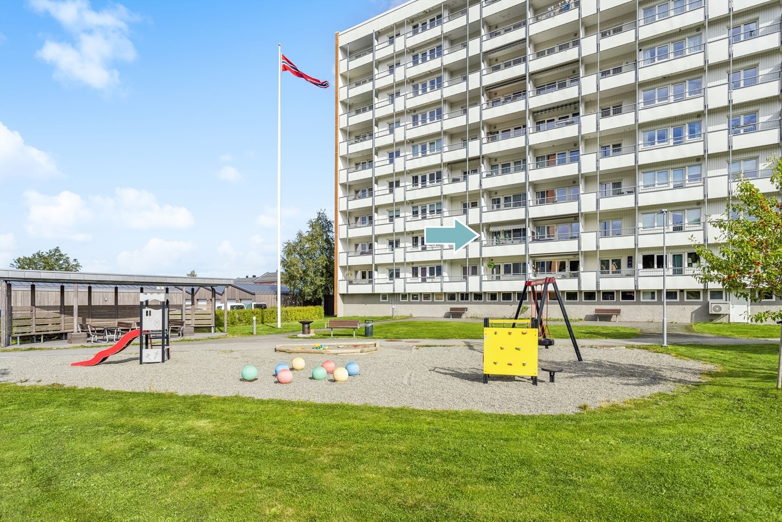 Leiligheten har en god beliggenhet med solrik vending ut mot fellesareal. Galleribilde
