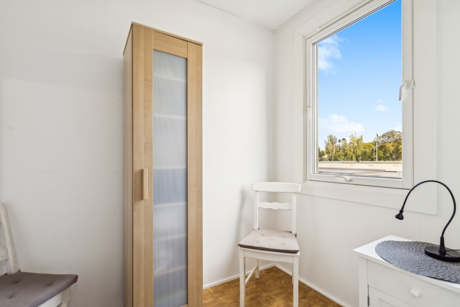 Boden med adkomst fra soverommet er på 3,8kvm. Her har du flere muligheter, kanskje som walk-in closet eller kontor? Galleribilde