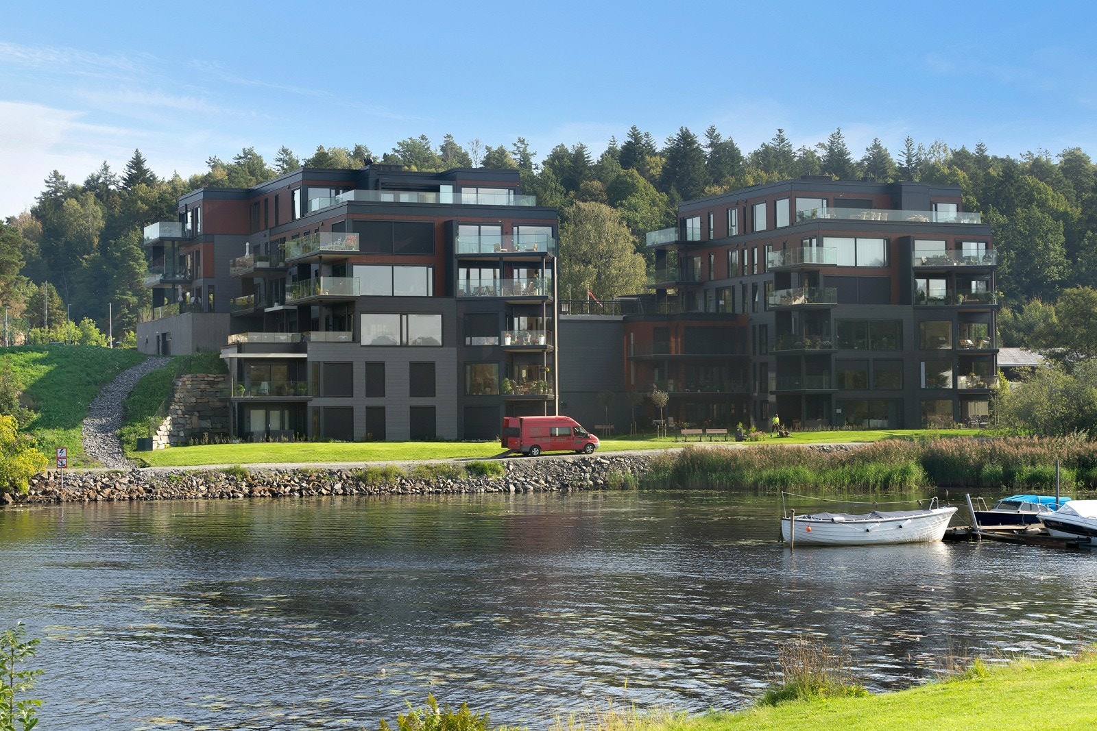 Dampskipveien 5A ligger idyllisk til i vannkanten. Galleribilde