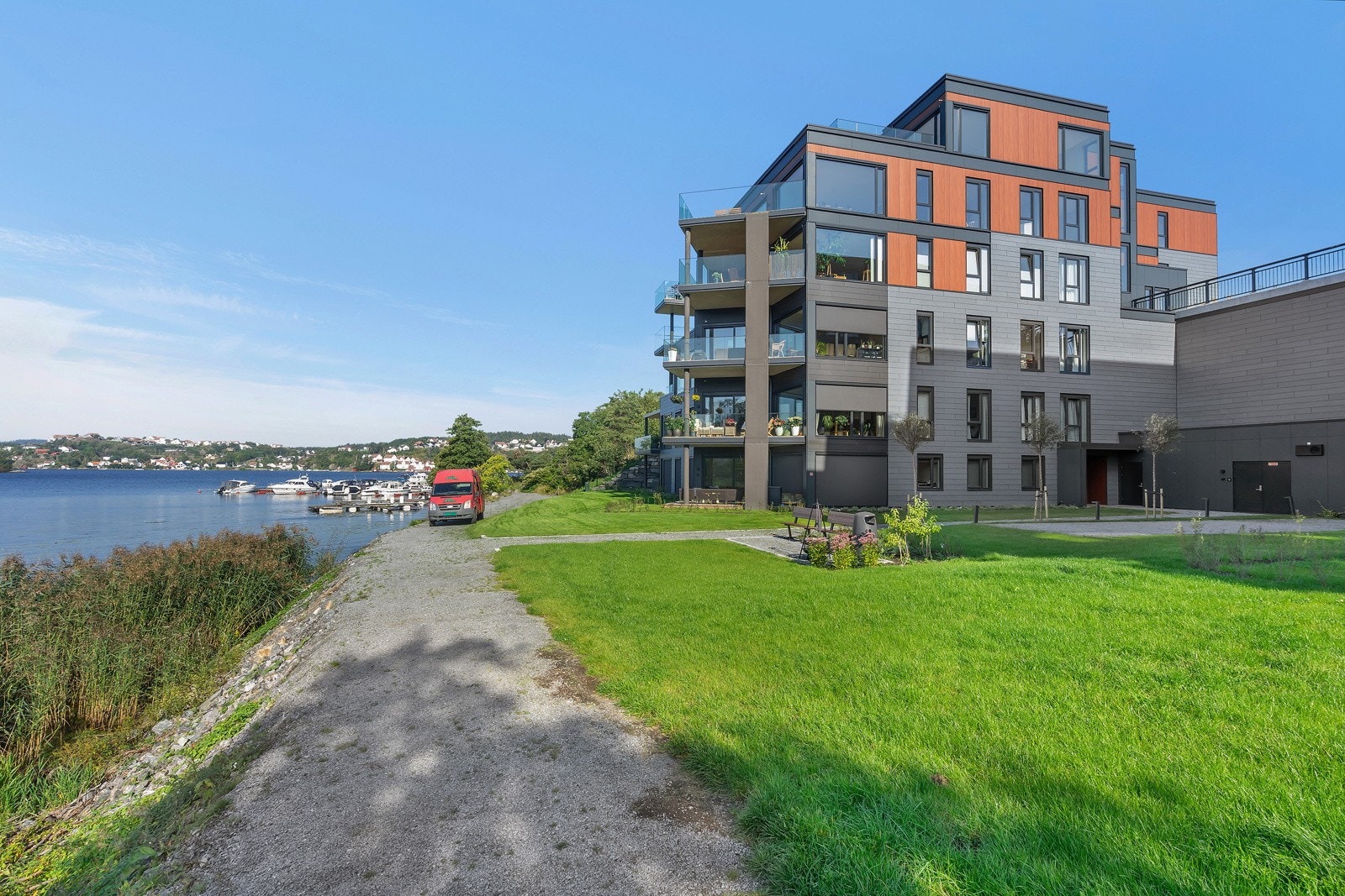 Bygget holder til i flotte omgivelser rett i vannkanten i Hølen. Galleribilde