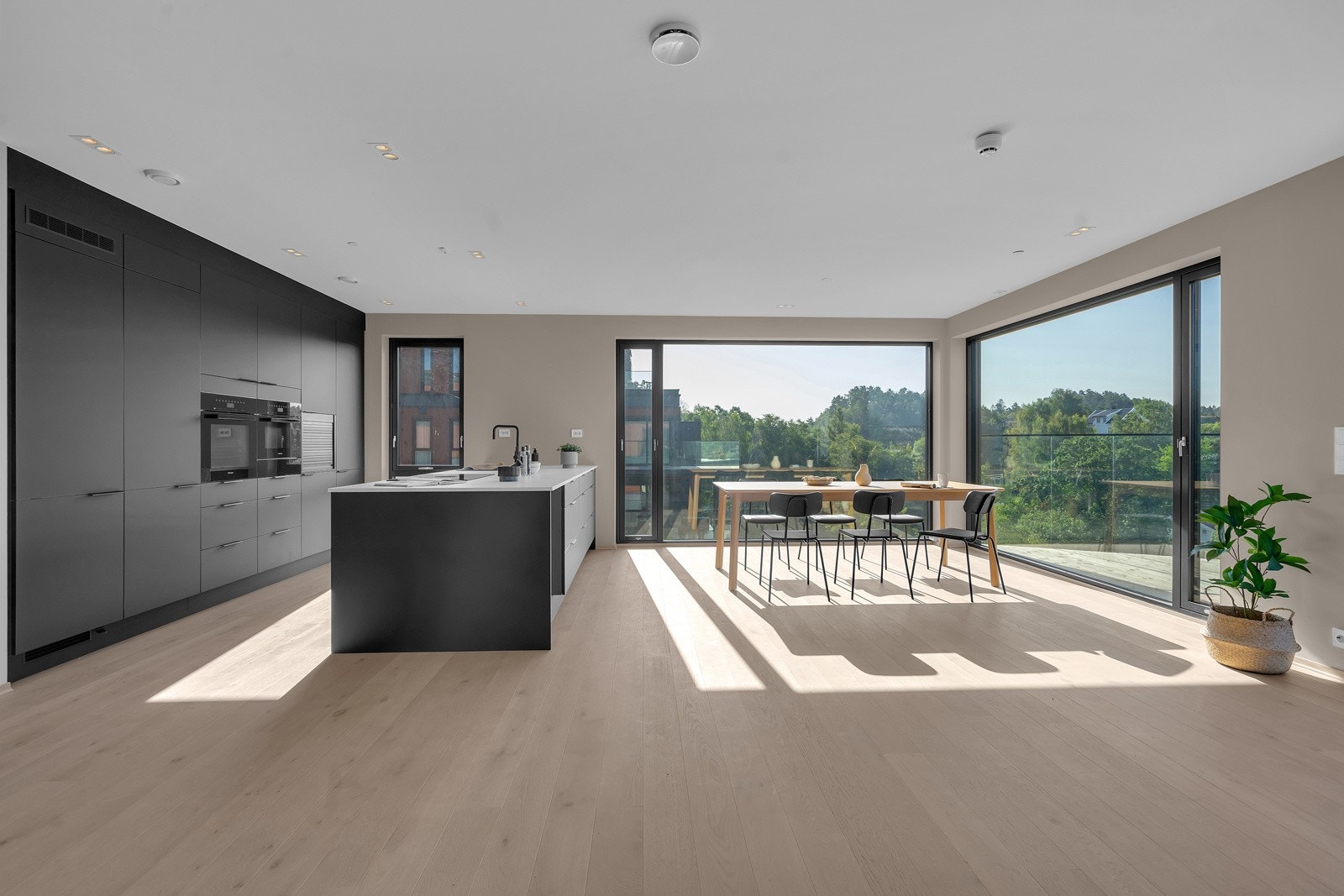 Kjøkken i topp moderne utførelse med spisestue. Perfekt for sosiale sammenkomster. Galleribilde
