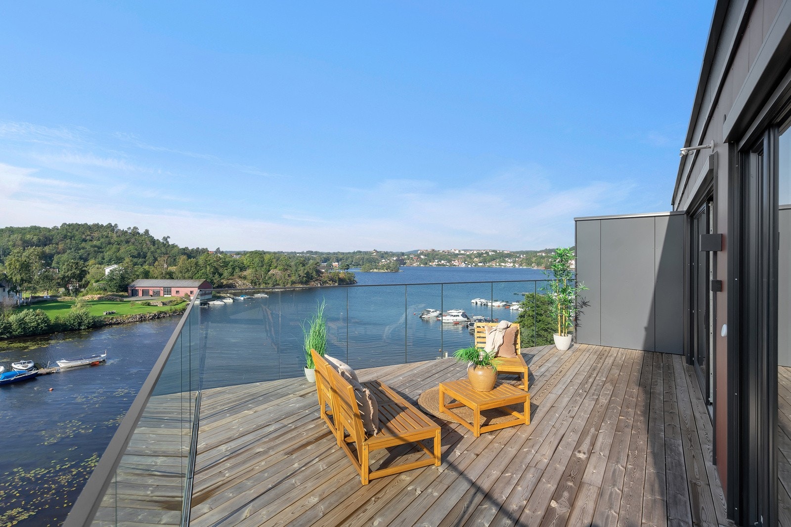 Balkong med rekkverk i glass for late sommerdager. Galleribilde
