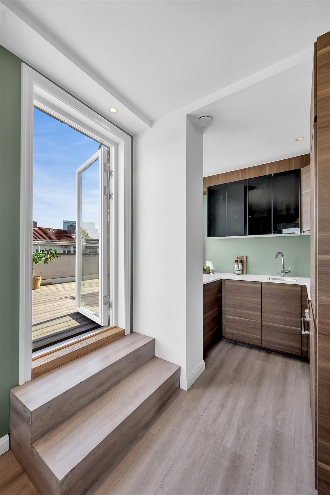 Fra stuen er det utgang til privat takterrasse. Galleribilde