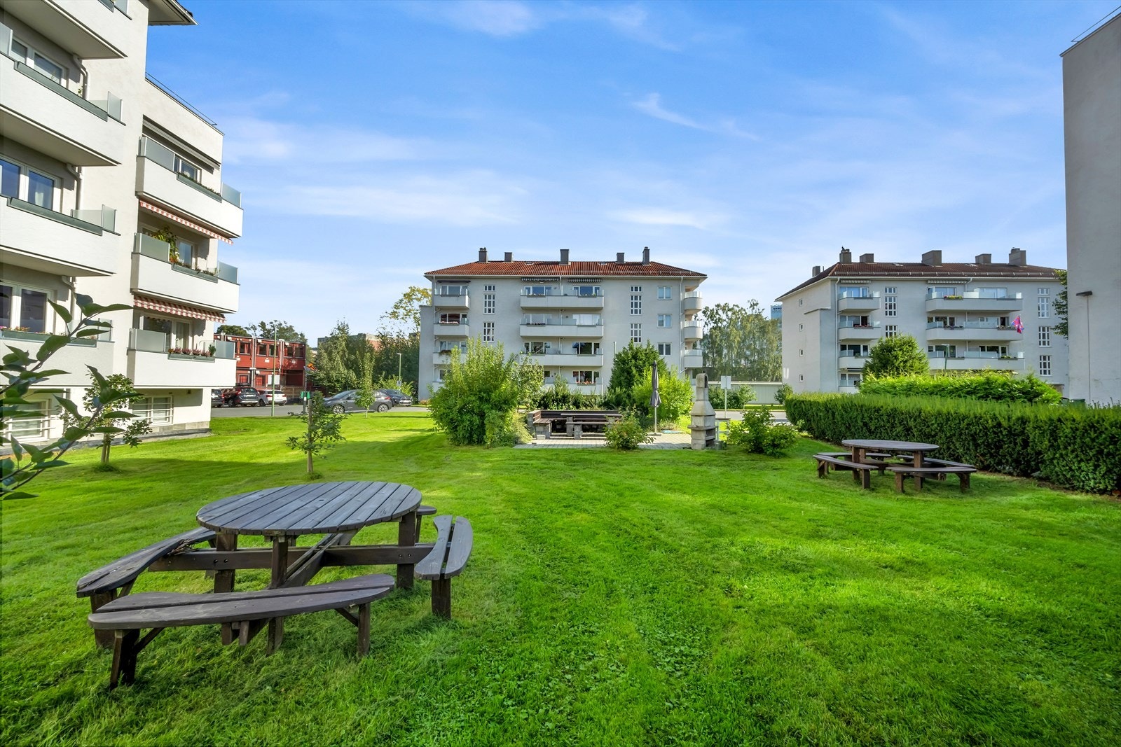 Pent opparbeidede fellesarealer med lekeapparater, steinovn/grill og en flott gressplen omkranset av prydbusker. Området er godt innredet og utstyrt, og det store tilhørende grøntarealet er populært blant både store og små, året rundt. Galleribilde