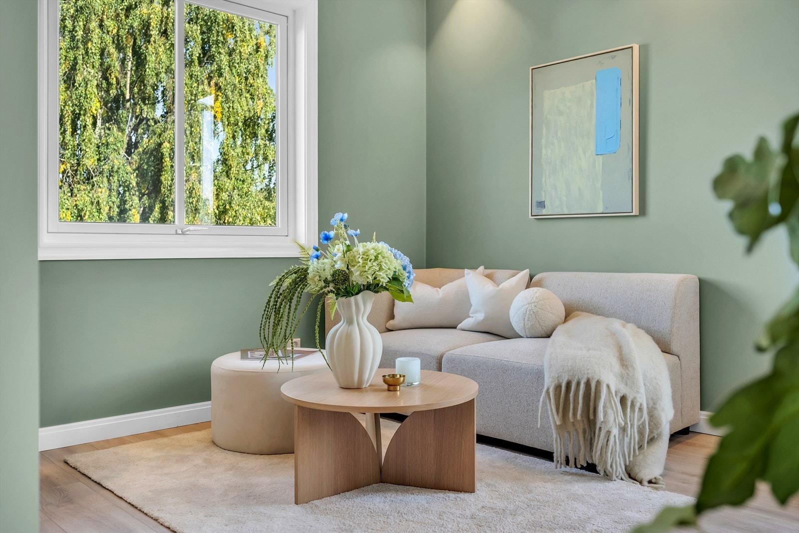 Nytt laminatgulv ble lagt i 2020, og overflatene ble malt i delikate og moderne fargetoner samme år. Dette gir leiligheten et stilrent og oppdatert uttrykk, samtidig som det skaper en lys og innbydende atmosfære. Galleribilde