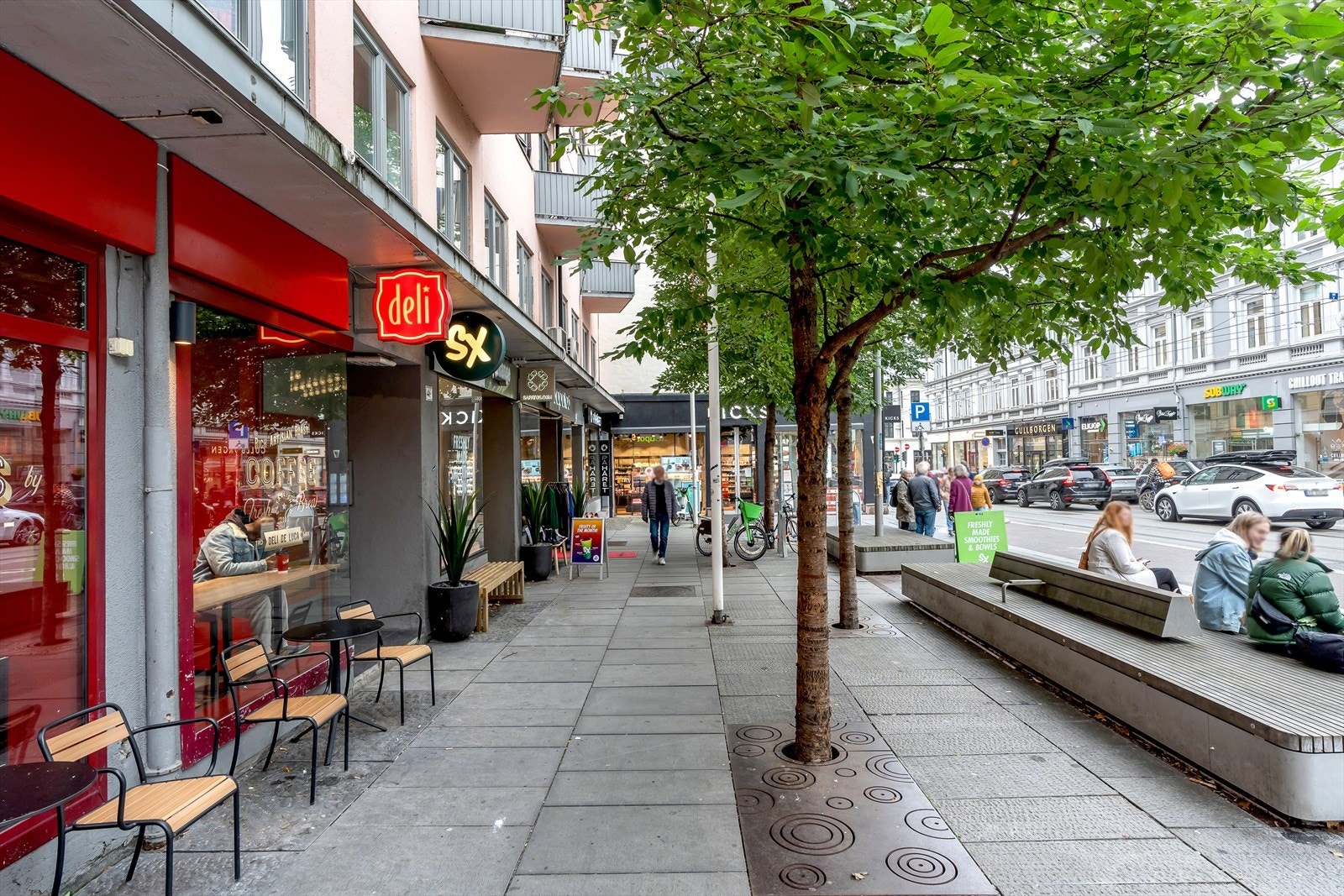 Hegdehaugsveien/Bogstadveien har den siste tiden gjennomgått en omfattende rehabilitering og området har lagt vekt på økt trafikksikkerhet, bedre universell utforming, bedre fremkommelighet og tilgjengelighet, økt beplantning og oppvarmede fortau m.m. Galleribilde